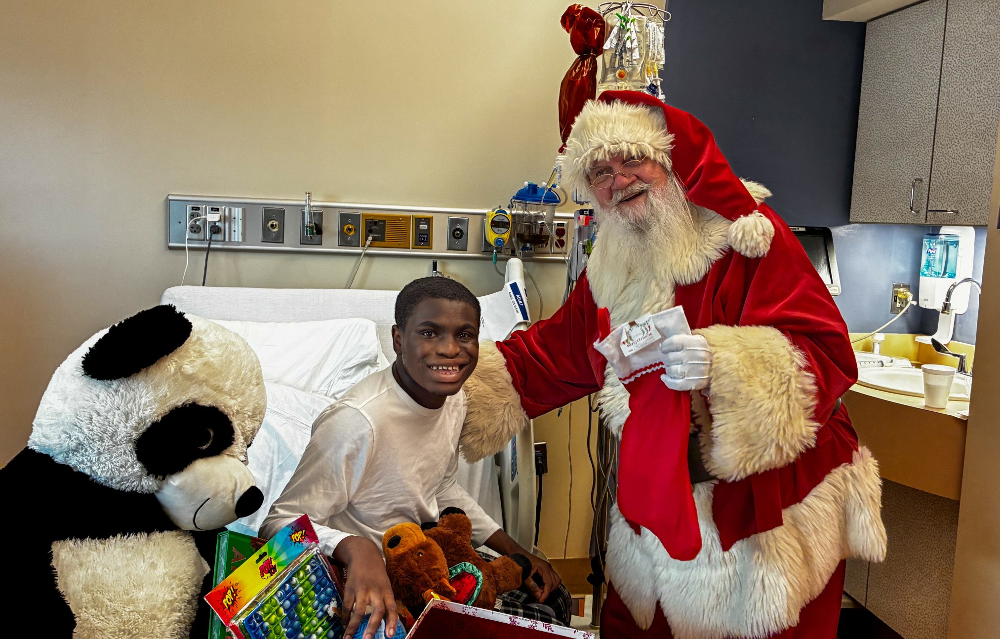 In pictures: Santa visits hospitalized children - Augusta Good News